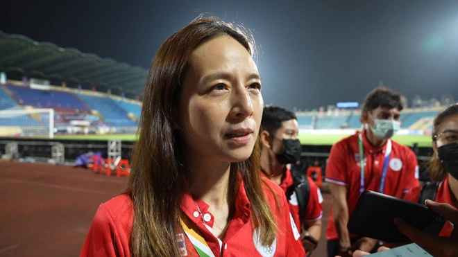 Cụ thể nói về không khí sân SEA Games 31 tại SVĐ Thiên Trường, Madam Pang cho hay: "Tôi ngạc nhiên và vui mừng khi thấy CĐV Việt Nam trên khán đài hôm nay. Tôi đã có 16 năm làm bóng đá và phải nói rất thích không khí ở đây. Tôi cảm ơn Việt Nam đã đăng cai giải đấu lần này".