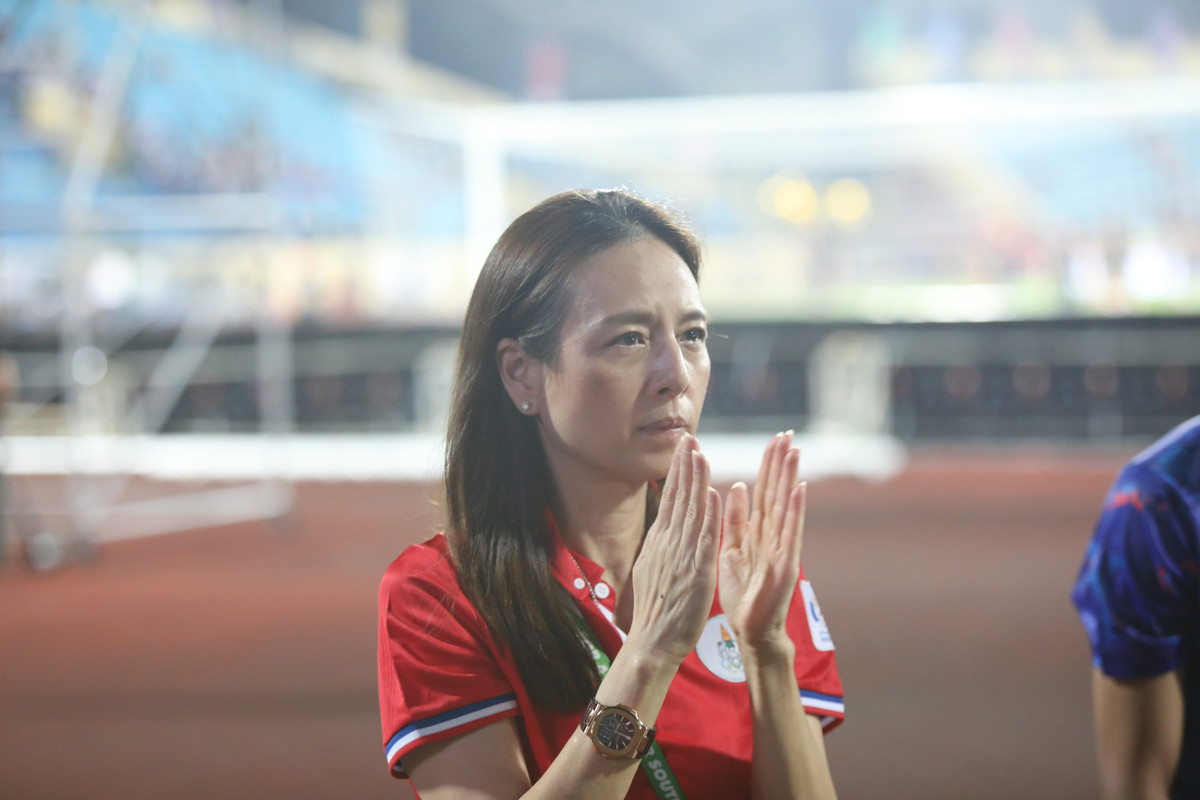 Bên cạnh yếu tố chuyên môn, NHM bóng đá còn chú ý tới U23 Thái Lan khi họ có 1 nữ trưởng đoàn không chỉ quyền lực mà còn vô cùng giàu có, đó là bà Nualphan Lamsam (Madam Pang).