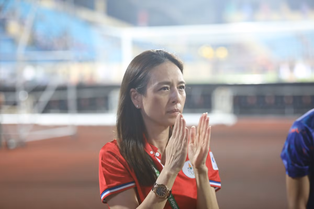Bên cạnh yếu tố chuyên môn, NHM bóng đá còn chú ý tới U23 Thái Lan khi họ có 1 nữ trưởng đoàn không chỉ quyền lực mà còn vô cùng giàu có, đó là bà Nualphan Lamsam (Madam Pang).