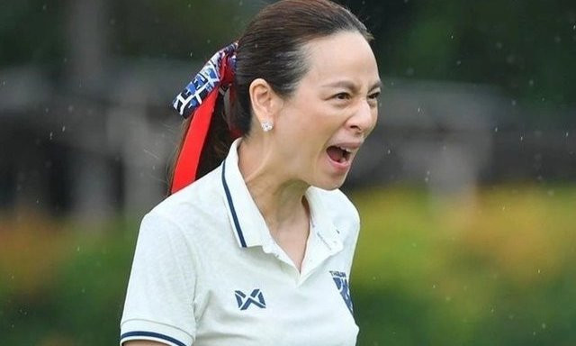 Sau thất bại của đội bóng con cưng, Madam Pang trực tiếp nán lại nơi có những CĐV Thái Lan, người đàn bà thép này đã ngấn lệ, tiếc cho những gì đã xảy ra với U23 Thái Lan.