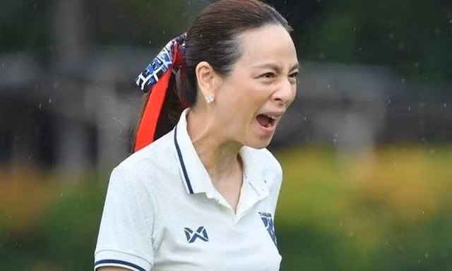 Sau thất bại của đội bóng con cưng, Madam Pang trực tiếp nán lại nơi có những CĐV Thái Lan, người đàn bà thép này đã ngấn lệ, tiếc cho những gì đã xảy ra với U23 Thái Lan.