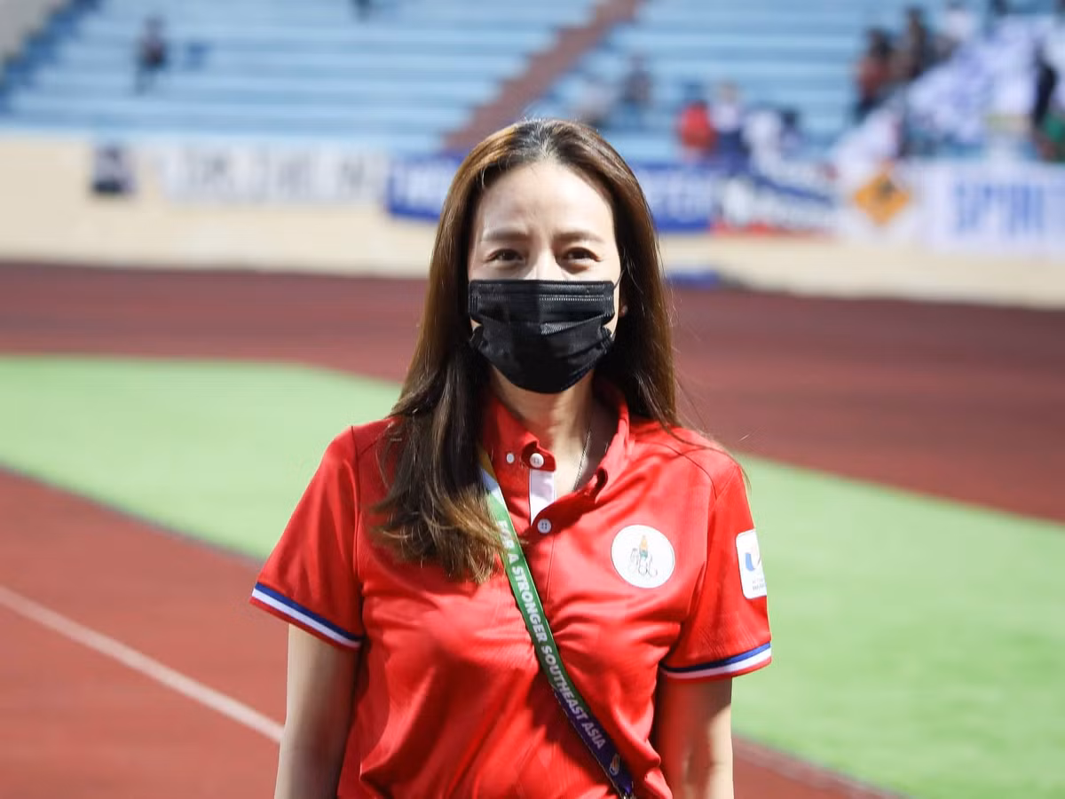 U23 Thái Lan có trận mở màn thảm họa trước U23 Malaysia trong ngày khai màn bảng B môn bóng đá nam SEA Games 31. Dù dẫn trước đối thủ nhưng do chiếc thẻ đỏ trực tiếp tai hại của Jonathan đã phá hủy mọi tính toán của HLV Polking.