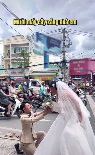 Ngày 20/10 vừa qua, Hải Vót và Mai Kim Liên đã có một màn cầu hôn siêu đáng yêu giữa ngã tư đường đông đúc.