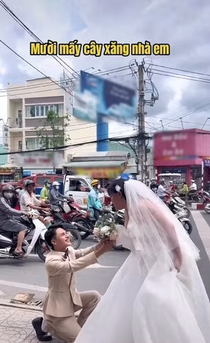 Ngày 20/10 vừa qua, Hải Vót và Mai Kim Liên đã có một màn cầu hôn siêu đáng yêu giữa ngã tư đường đông đúc.