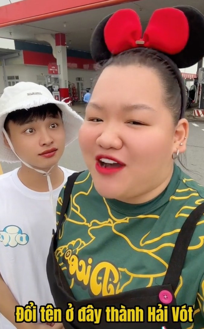 Nghe thấy vậy, nam TikToker vô cùng phấn khởi, anh không ngần ngại chạy khắp nơi hô lớn: "Cây xăng của tôi, của tôi hết, của riêng mình tôi. Tất cả là của tôi".