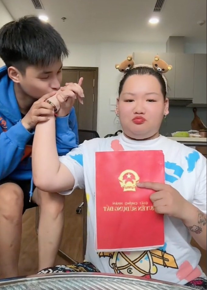 Trước yêu cầu của người yêu, hiện tượng mạng Hải vót lập tức làm theo, còn không ngừng hôn tay cô. Hành động hài hước này đã khiến người xem không khỏi phì cười.