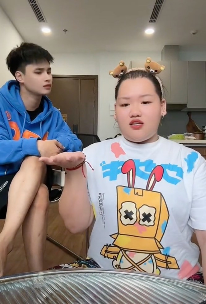 Còn Mai Kim Liên chỉ đành bất lực bĩu môi trước phản ứng của bạn trai.