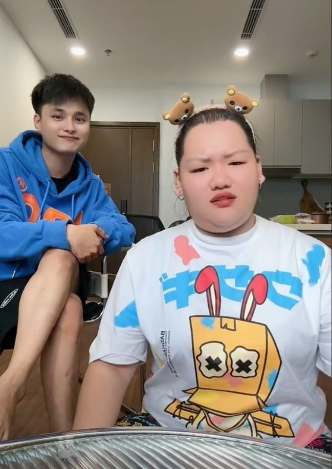 Mới đây, trong đoạn clip, khi được Mai Kim Liên yêu cầu nắm tay, Hải Vót đã nhanh chóng từ chối. Anh còn lắc đầu nhìn đi chỗ khác như thể không quan tâm. Tuy nhiên, khi thấy bạn gái cầm sổ đỏ ra, nam TikToker liền thay đổi thái độ "nhanh như chớp".