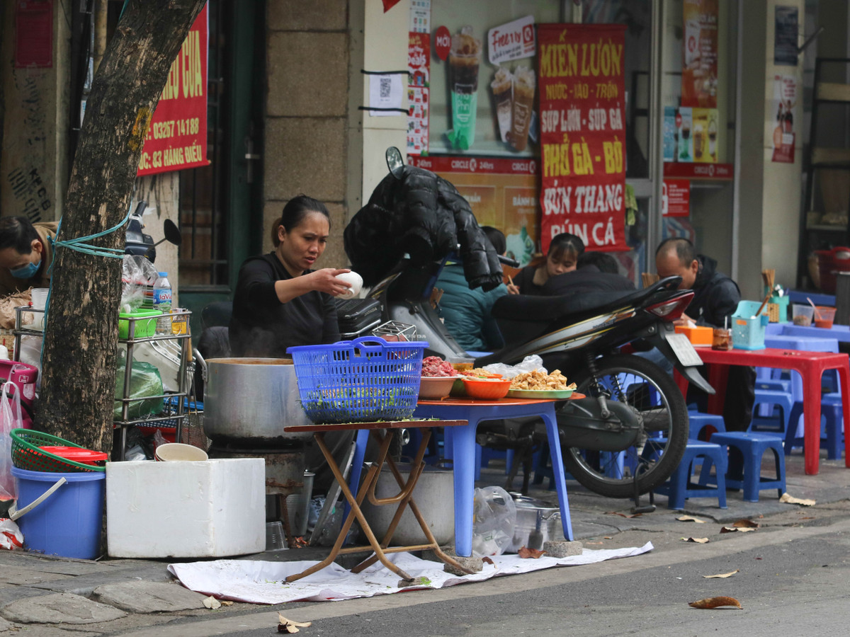 Bún riêu cua được bán khá nhiều trong dịp Tết, hầu như con phố nào cũng có vài hàng.