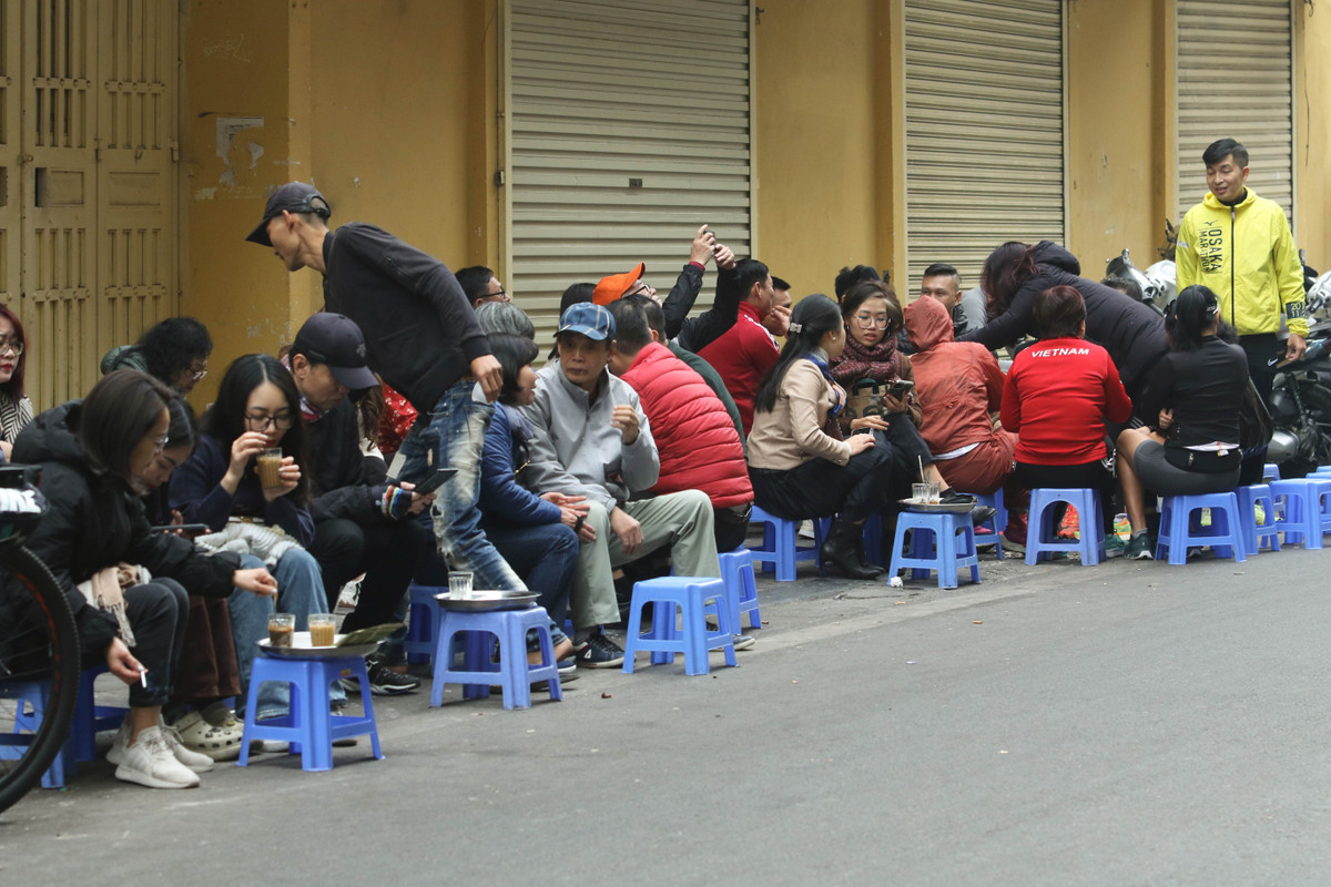 Một hàng cafe mở sáng mùng 1 Tết trên phố Tạ Hiện đông khách ngày đầu năm. Tuy nhiên, theo chủ quán lượng khách này vẫn chưa đông như mọi năm.