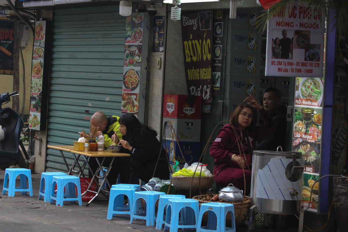 Trong khi quán cafe có khách thì quán bún riêu cua cách đó không xa lại thưa thớt. Mặc dù đây là địa chỉ khá nổi tiếng về món ăn này nằm trong khu vực phố cổ.
