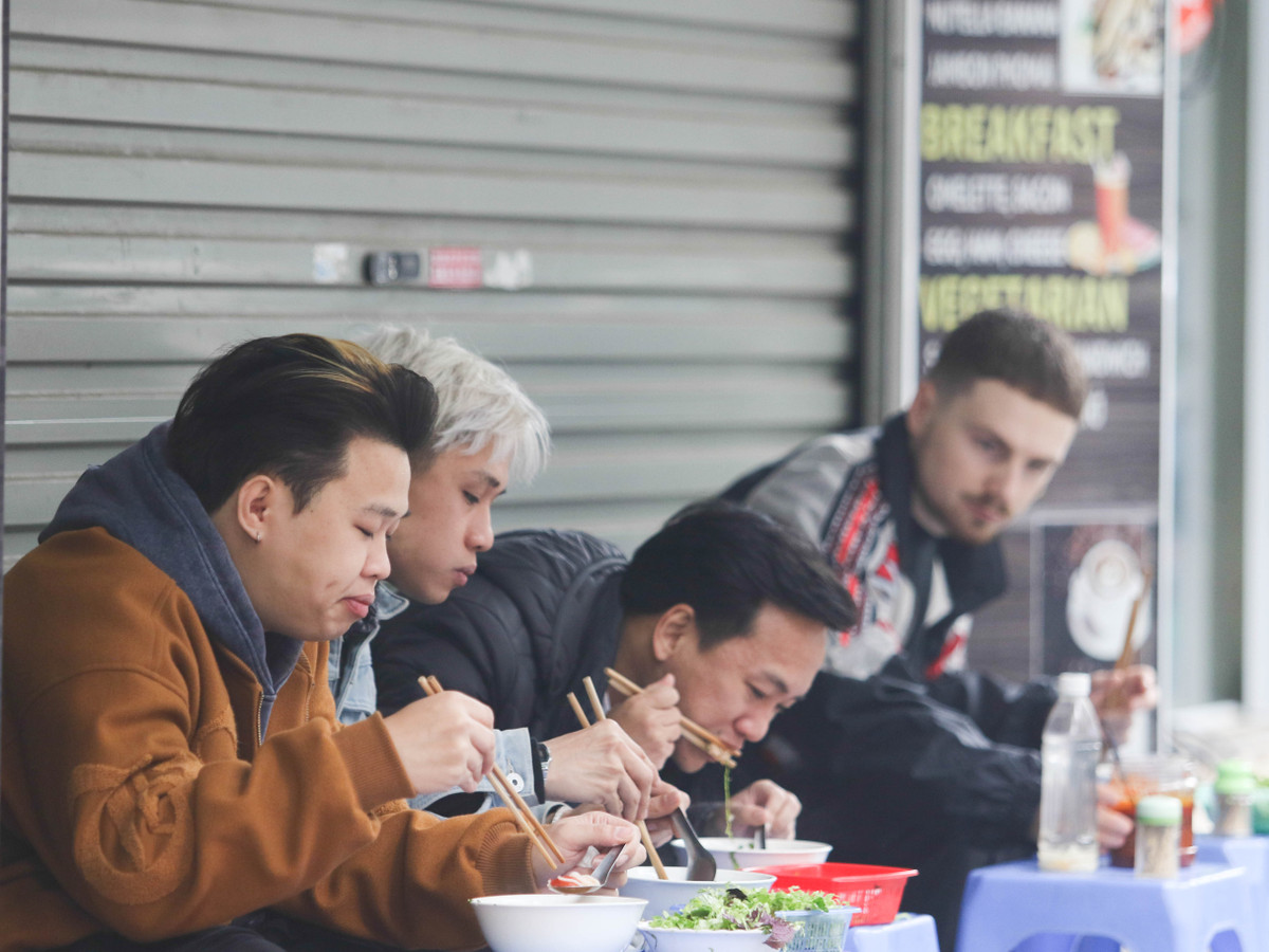 Bún riêu có vẻ như hút được khách hàng bởi vị chua cay đậm đà dễ ăn.