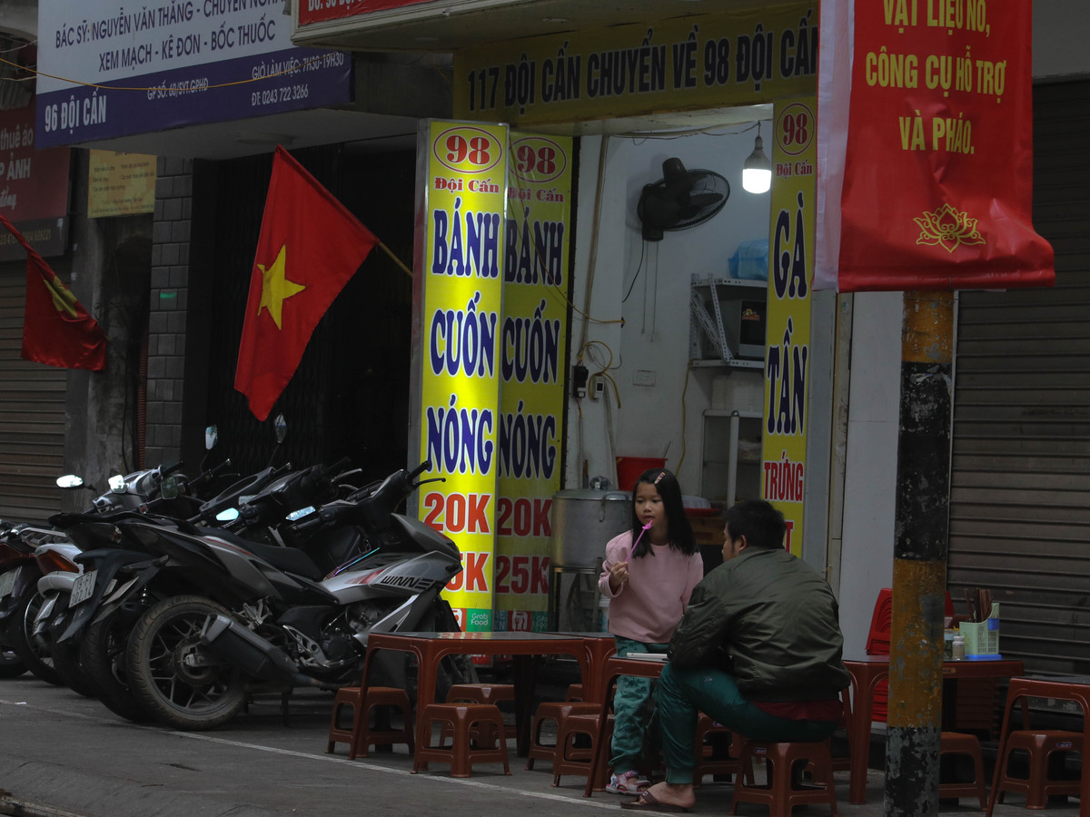 Dù lượng thực phẩm tích trữ cho Tết khá nhiều nhưng nhiều người Hà Nội vẫn giữ thói quen ra hàng quán để ăn sáng.