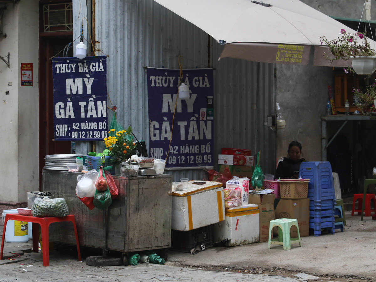 Một quán mỳ gà tần khác trên phố Hàng Bồ đìu hiu đến nỗi chủ quán phải ngáp ngắn, ngáp dài.