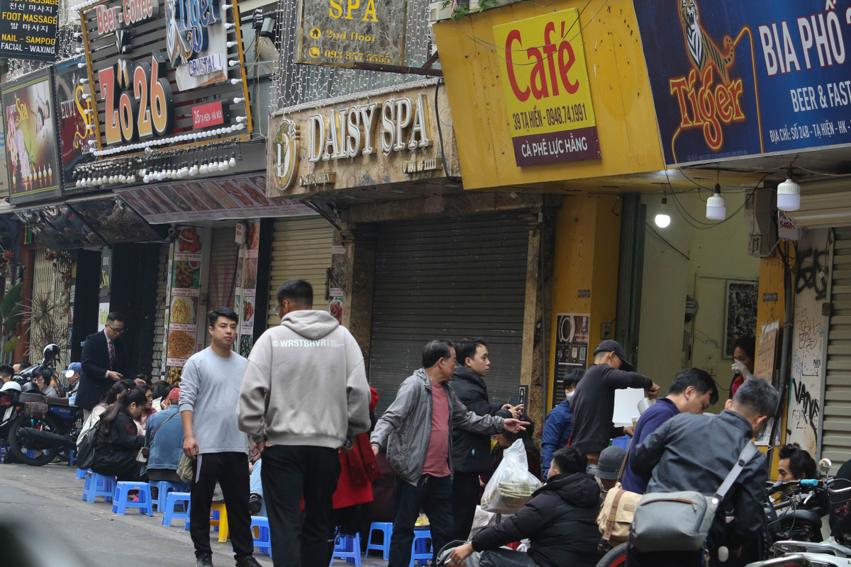 Sáng sớm mùng 1 Tết Quý Mão, nhiều hàng quán tại Hà Nội đã mở cửa đón khách. Từ quán ăn cho đến quán cafe, các chủ hàng không đóng cửa thay vào đó họ sẵn sàng phục vụ những thực khách của mình.