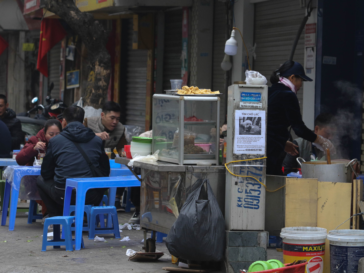 Nhiều hàng quán được mở vào sáng 1 Tết Quý Mão nhưng... thưa khách.