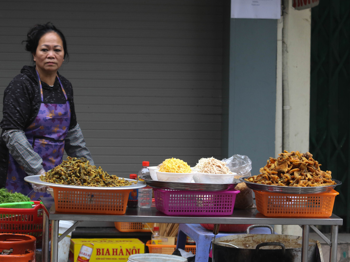 Quán bún cá, bún thang, miến lươn nổi tiếng góc phố Hàng Điếu.