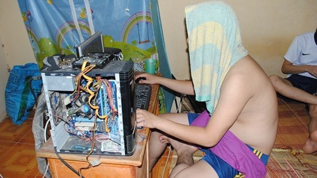 Chùm khăn ướt lên đầu là cách đơn giản nhất để giảm nhiệt trong mùa hè.