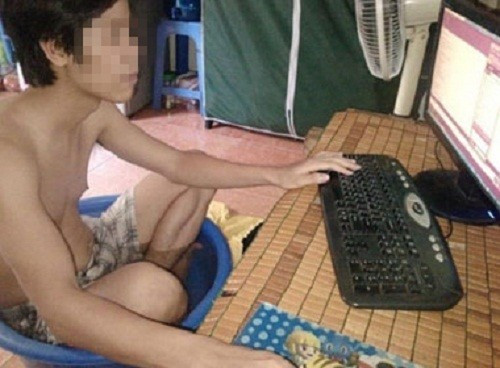 Chàng trai này chọn cách ngồi vào chậu nước để làm mát.