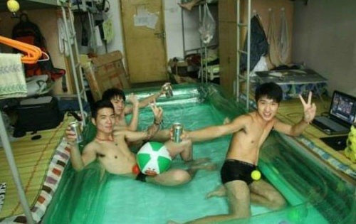 Chế bể bơi ngay trong phòng cũng không thành vấn đề.