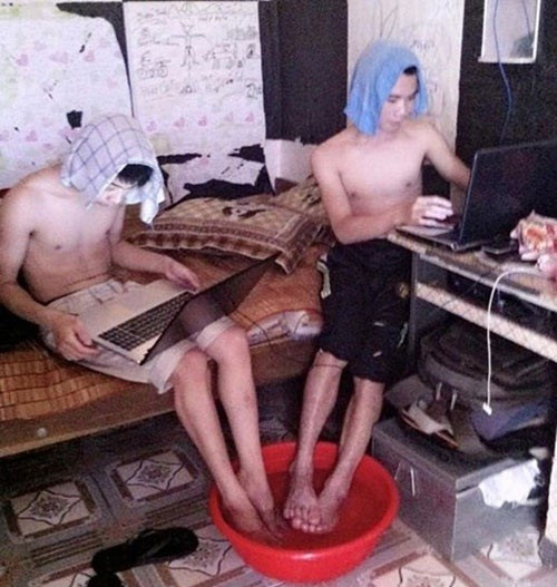 Những chậu nước là bạn đồng hành cho các bạn sinh viên để trải qua một mùa hè khắc nghiệt.