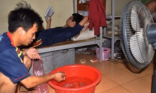 Nhiều bạn sinh viên rút hầu bao mua đá về thả vào chậu nước để làm giảm nhiệt độ trong phòng.