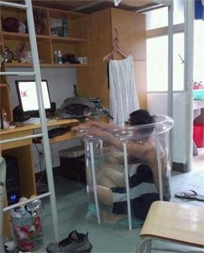 Khi toàn thân "bốc hỏa" cách tốt nhất là chế một chiếc bể bơi mini ngay tại nhà trọ.