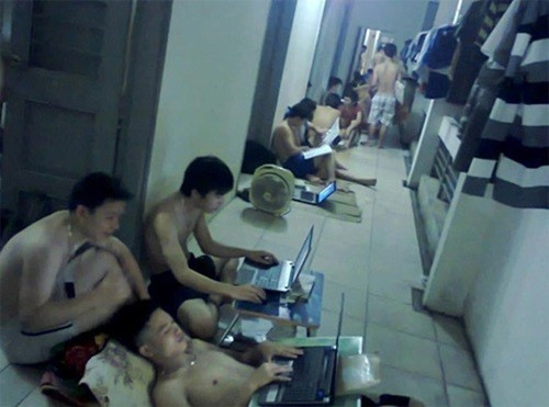 Không thể chịu nổi "lò luyện linh đơn", sinh viên dạt ra hàng lang để hưởng chút gió tự nhiên.