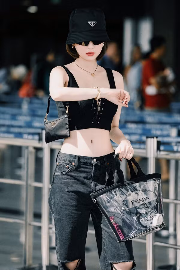 "Người gì mà ốm dễ sợ. Thấy lòi xương tùm lum. Không còn hấp dẫn như trước nữa. Chị rất ngưỡng mộ dáng người của em mà sao bây giờ nhìn lại thấy sao đó, kiểu như ốm quá cái mất đi vẻ khiêu gợi và đẹp mất rồi". Một nickname để lại dưới đoạn clip trên Tik Tok của Ngọc Trinh.