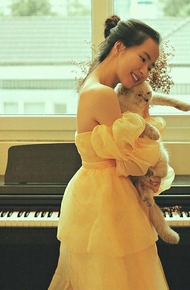 Sở hữu vẻ ngoài nổi bật nên Minh Hương nhận được khá nhiều lời mời làm mẫu ảnh, một số công ty dầu gội mời cô làm mẫu quảng cáo sản phẩm hoặc mời cô về làm cố vấn cho nhãn hàng của họ… Tuy nhiên, cô giáo hot girl này vẫn dành tình yêu lớn nhất cho công việc giảng dạy.