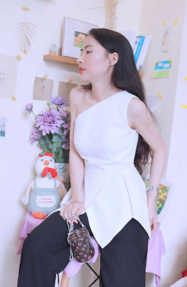 Thậm chí với nhan sắc của mình, Minh Hương từng bị nhầm là nữ sinh hoặc nữ giáo viên dạy Hóa này còn bị nhầm là một mẫu nữ chuyên nghiệp cho các shop thời trang.