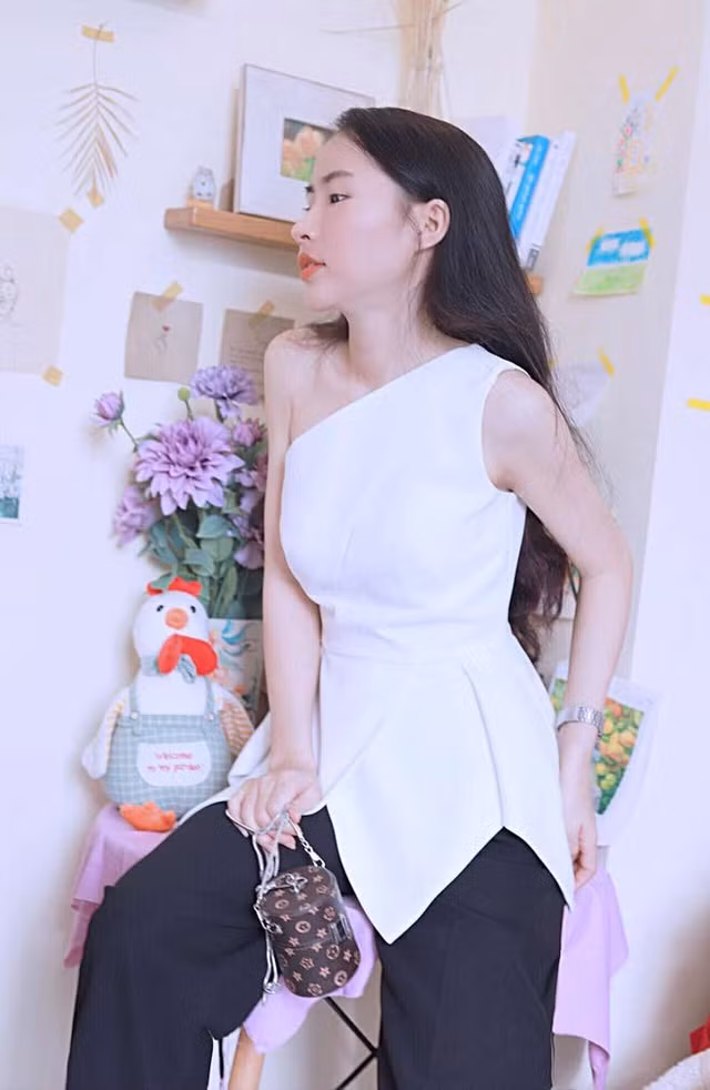 Thậm chí với nhan sắc của mình, Minh Hương từng bị nhầm là nữ sinh hoặc nữ giáo viên dạy Hóa này còn bị nhầm là một mẫu nữ chuyên nghiệp cho các shop thời trang.