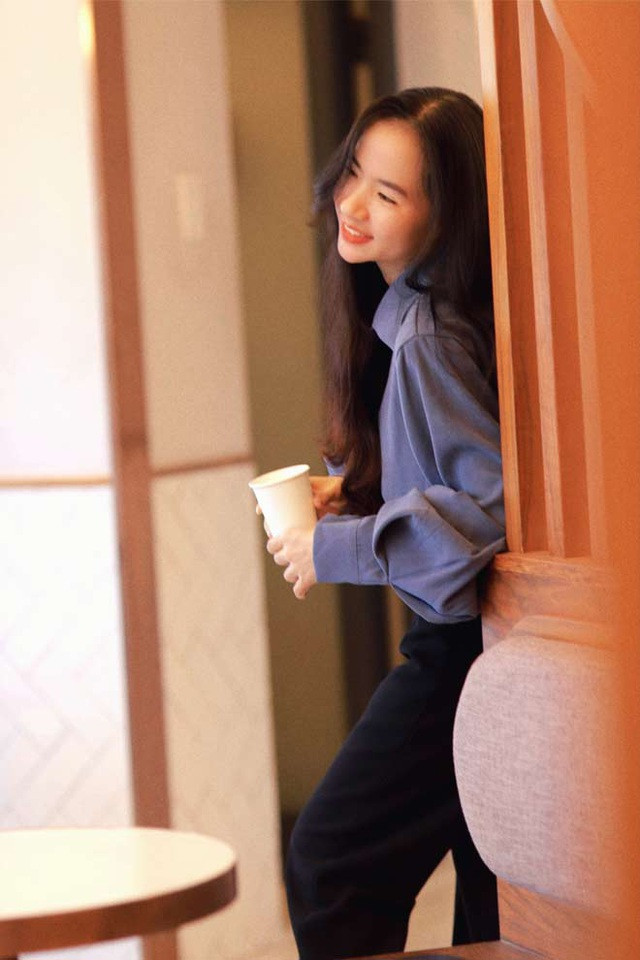 Vì nhiều lần bị nhầm là sinh viên nên khi đến trường, Minh Hương luôn cố gắng chuẩn bị cho mình một vẻ ngoài chỉn chu và chững chạc.