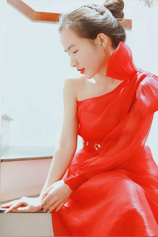 Trong phong cách thời trang của mình, nữ giáo viên xinh đẹp này diện những bộ đồ chuẩn mực, tóc bới gọn gàng đúng với tác phong của một giảng viên.