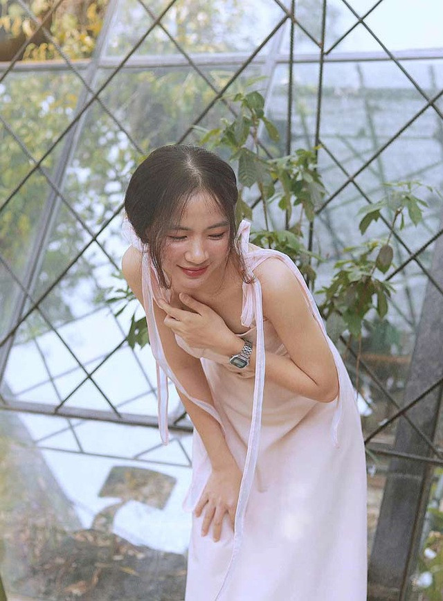 Minh Hương có niềm đam mê đặc biệt với thời trang. Nữ giảng viên xinh đẹp ho rằng, những bộ đồ giúp cô định hình phong cách, tùy vào môi trường sẽ lựa chọn những đồ phù hợp.