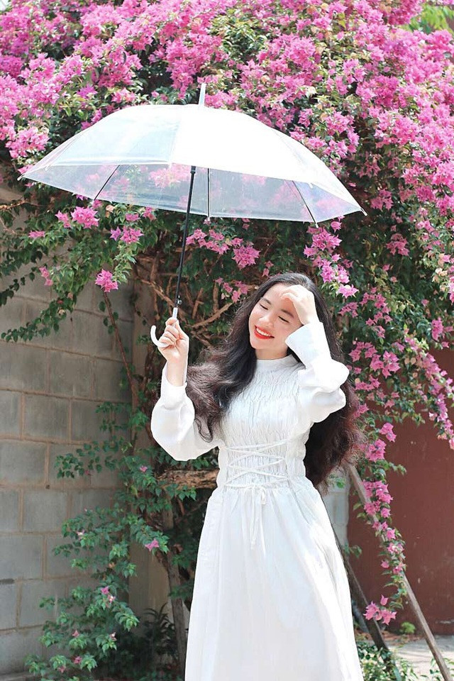 Đăng ảnh trên Facebook cá nhân, Minh Hương cũng nhận được rất nhiều lời khen ngợi về nhan sắc.