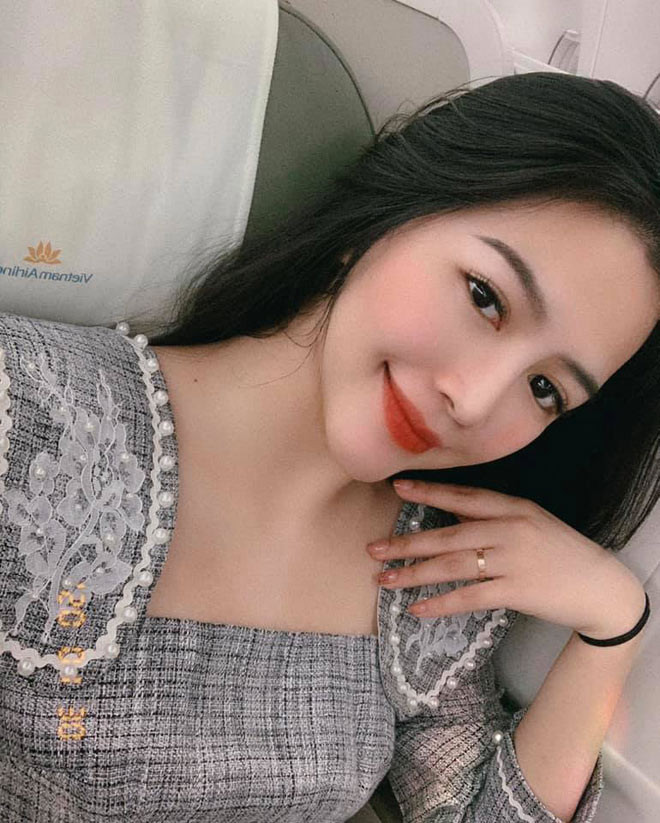 Hoàng Kiều Yến (quê Quảng Bình) là cái tên không còn xa lạ trong giới rich kid Việt. Cô nàng từng gây sốt khi khoe ảnh đội nón lá, ăn mặc khá giản dị nhưng xách túi hiệu và đứng giữa dàn siêu xe biển số đẹp.