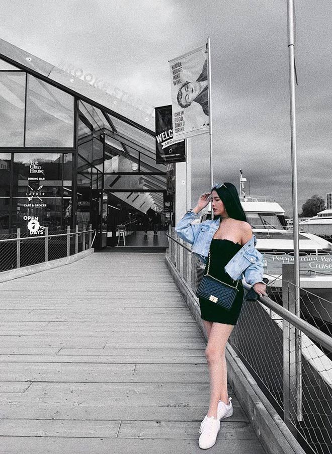 Rất nhiều du học sinh tại Úc phân vân không biết nên ở lại hay về nước. Kiều Yến cũng trong tình trạng như vậy bởi cô thấy được những bức ảnh người dân Úc xếp hàng rất đông trước cửa bệnh viện chờ được xét nghiệm.