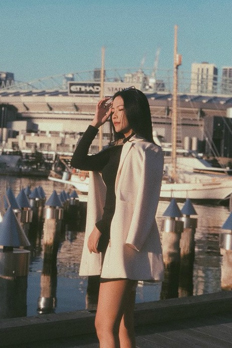 Kiều Yến đang du học tại thành phố Melbourne, thuộc bang Victoria - bang thứ 2 có số ca nhiễm Covid-19 đông nhất tại Úc. Giữa thời điểm dịch Sars nCov-2 bùng nổ trên toàn cầu, tại xứ sở Kangaroo cũng có hàng nghìn ca nhiễm bệnh, thì cuộc sống của tiểu thư Quảng Bình không tránh khỏi bị đảo lộn.