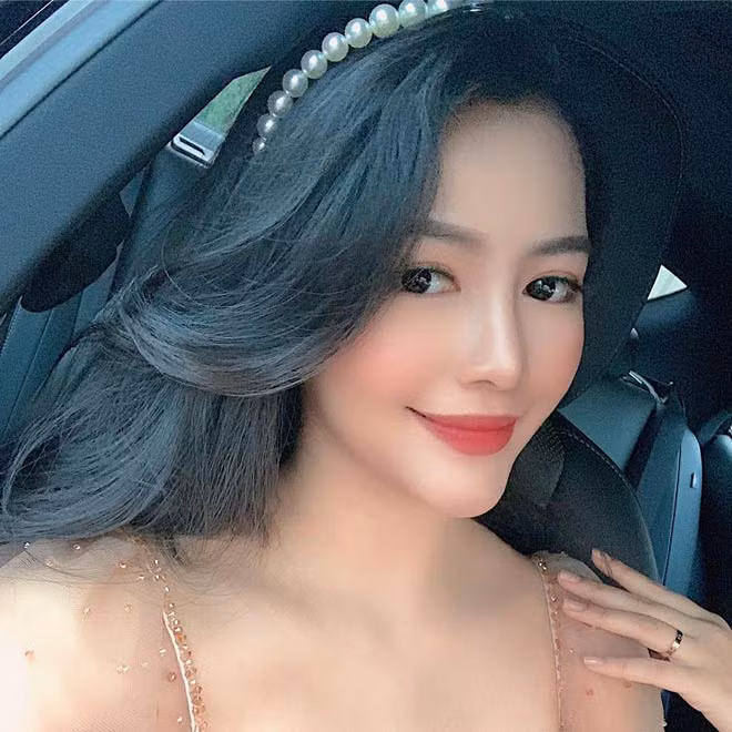 Nhưng cuối cùng, cô quyết định ở lại Úc, dù cho việc về nước đối với cô không quá khó khăn. Lý do của cô gái Quảng Bình khá đặc biệt: "Các sân bay hiện nay, đặc biệt là sân bay quốc tế đều trong tình trạng quá tải nên mình nghĩ, hạn chế đi lại được bao nhiêu thì tốt bấy nhiêu. Giữa tình hình dịch bệnh phức tạp thế này, ở yên tại Úc cũng là một cách giảm bớt gánh nặng và lo âu cho nước nhà."