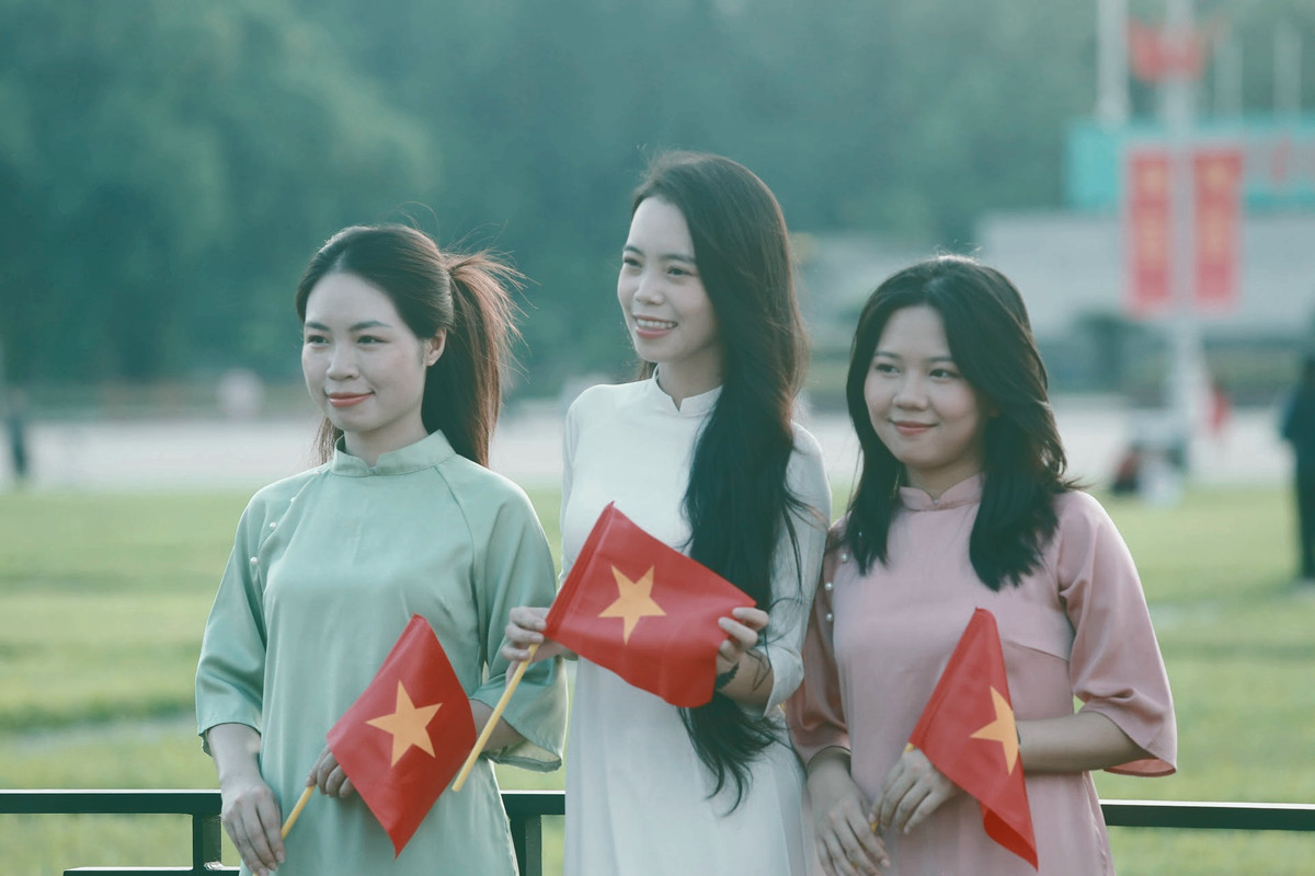 Tại một không gian trang nghiêm như Quảng trường Ba Đình, nhiều bạn nữ chọn cho mình trang phục áo dài.