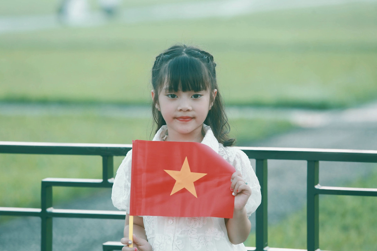 Một bạn nhỏ học tiểu học cũng được bố mẹ dẫn tới Quảng trường Ba Đình để chụp ảnh và vào lăng viếng Chủ tịch Hồ Chí Minh.