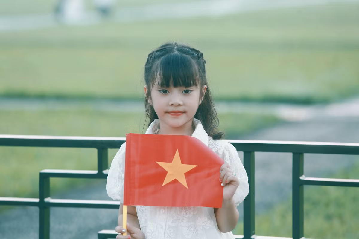 Một bạn nhỏ học tiểu học cũng được bố mẹ dẫn tới Quảng trường Ba Đình để chụp ảnh và vào lăng viếng Chủ tịch Hồ Chí Minh.