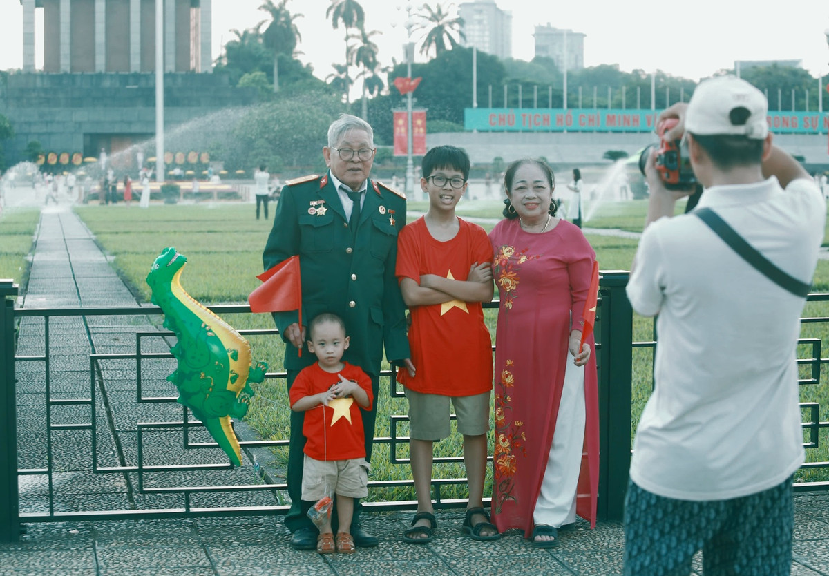 Dịp nghỉ lễ Quốc khánh 2/9 năm nay, nhiều người đã chọn thăm Quảng trường Ba Đình và vào Lăng viếng Bác là cách để mỗi người thể hiện lòng biết ơn và kính trọng đối với Chủ tịch Hồ Chí Minh, nhớ lại giờ phút lịch sử thiêng liêng của dân tộc.