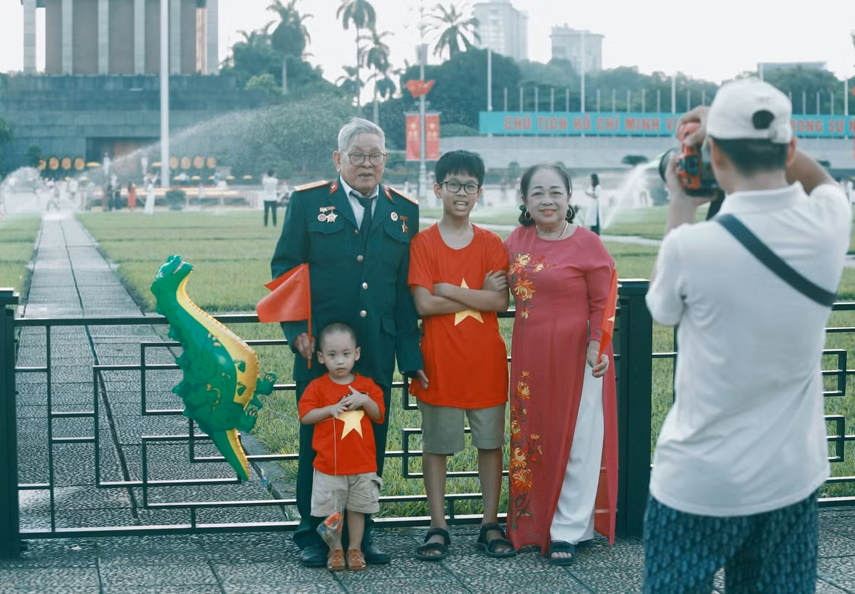 Dịp nghỉ lễ Quốc khánh 2/9 năm nay, nhiều người đã chọn thăm Quảng trường Ba Đình và vào Lăng viếng Bác là cách để mỗi người thể hiện lòng biết ơn và kính trọng đối với Chủ tịch Hồ Chí Minh, nhớ lại giờ phút lịch sử thiêng liêng của dân tộc.