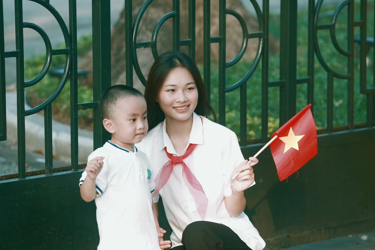 Theo ghi nhận của PV, ngay từ rất sớm dọc vỉa hè trên đường Độc Lập, phía trước Quảng trường Ba Đình rất đông người dân Thủ đô nô nức mặc áo dài và áo cờ... chụp ảnh và check-in trong những ngày nghỉ lễ Quốc khánh 2/9.