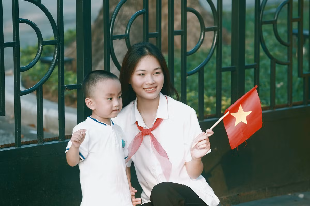 Theo ghi nhận của PV, ngay từ rất sớm dọc vỉa hè trên đường Độc Lập, phía trước Quảng trường Ba Đình rất đông người dân Thủ đô nô nức mặc áo dài và áo cờ... chụp ảnh và check-in trong những ngày nghỉ lễ Quốc khánh 2/9.