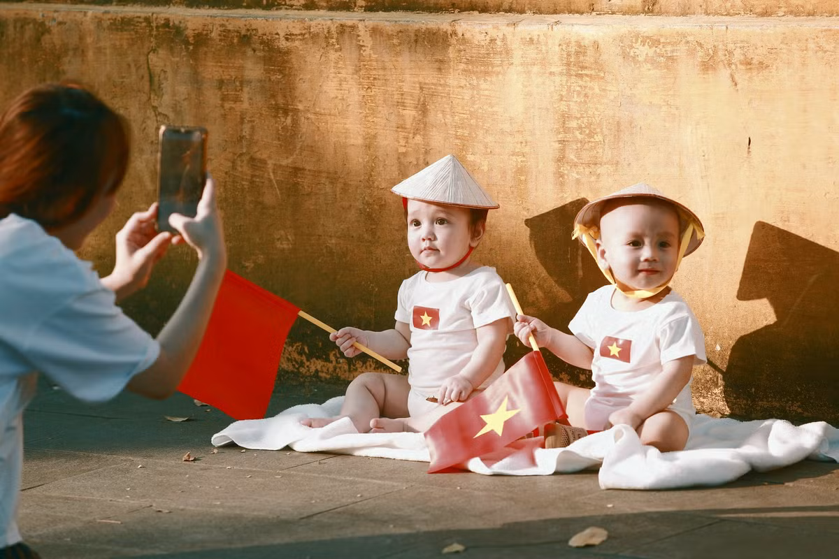 Một gia đình nhỏ mang các nhóc tỳ tới Quảng trường Ba Đình để check-in lưu lại những bức ảnh thật đẹp trong dịp nghỉ lễ Quốc khánh năm nay