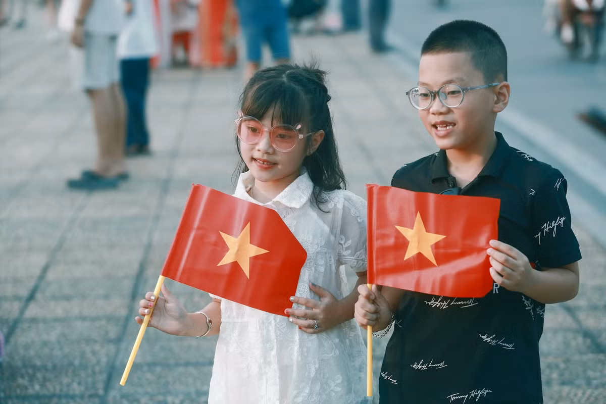 Theo nhiều phụ huynh, đưa các con đến đây không đơn thuần chỉ chụp ảnh lưu niệm mà còn giáo dục, bồi dưỡng lòng yêu nước, tinh thần tự hào dân tộc cho các con.