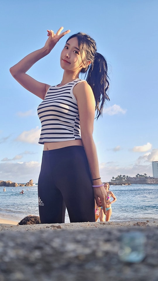 Chẳng những bám cứng lấy Penguin trong suốt 20 phút sau đó, hắn còn liên tục yêu cầu cô nàng phải chụp ảnh chung, đứng cạnh và thậm chí, đề nghị nữ streamer phải hát tặng mừng sinh nhật.